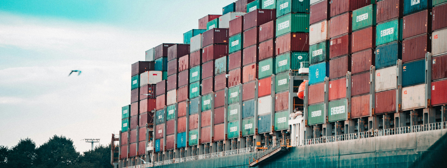 Une pile massive de conteneurs colorés empilés sur un navire de transport maritime.