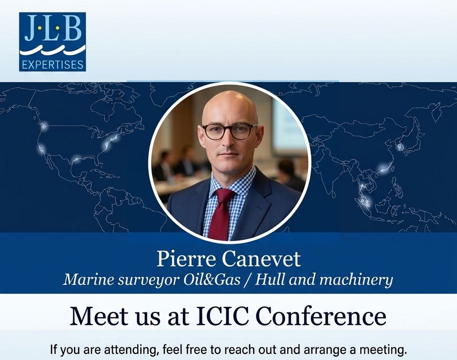 Portrait de Pierre Canevet, expert maritime Oil&Gas, sur un fond bleu avec une carte du monde et le logo JLB Expertises.