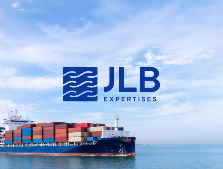 Logo bleu de JLB Expertises superposé sur l'image d'un porte-conteneurs naviguant sur une mer calme.