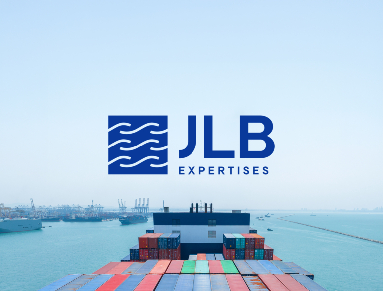 Logo bleu de JLB Expertises superposé sur une vue aérienne d'un porte-conteneurs dans un port industriel.