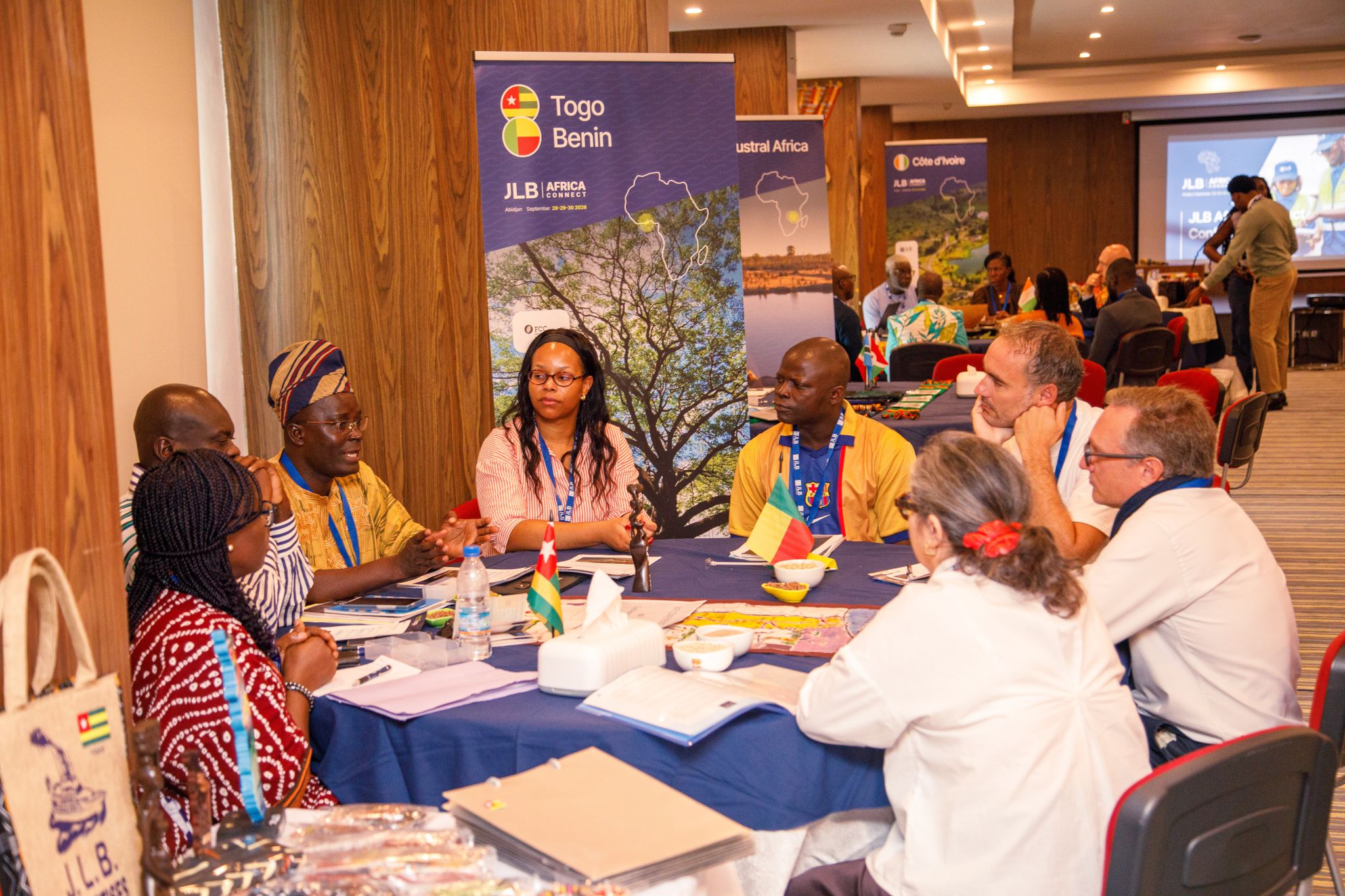 Un groupe de personnes discute autour d'une table ronde lors d'une conférence sur le Togo et le Bénin.
